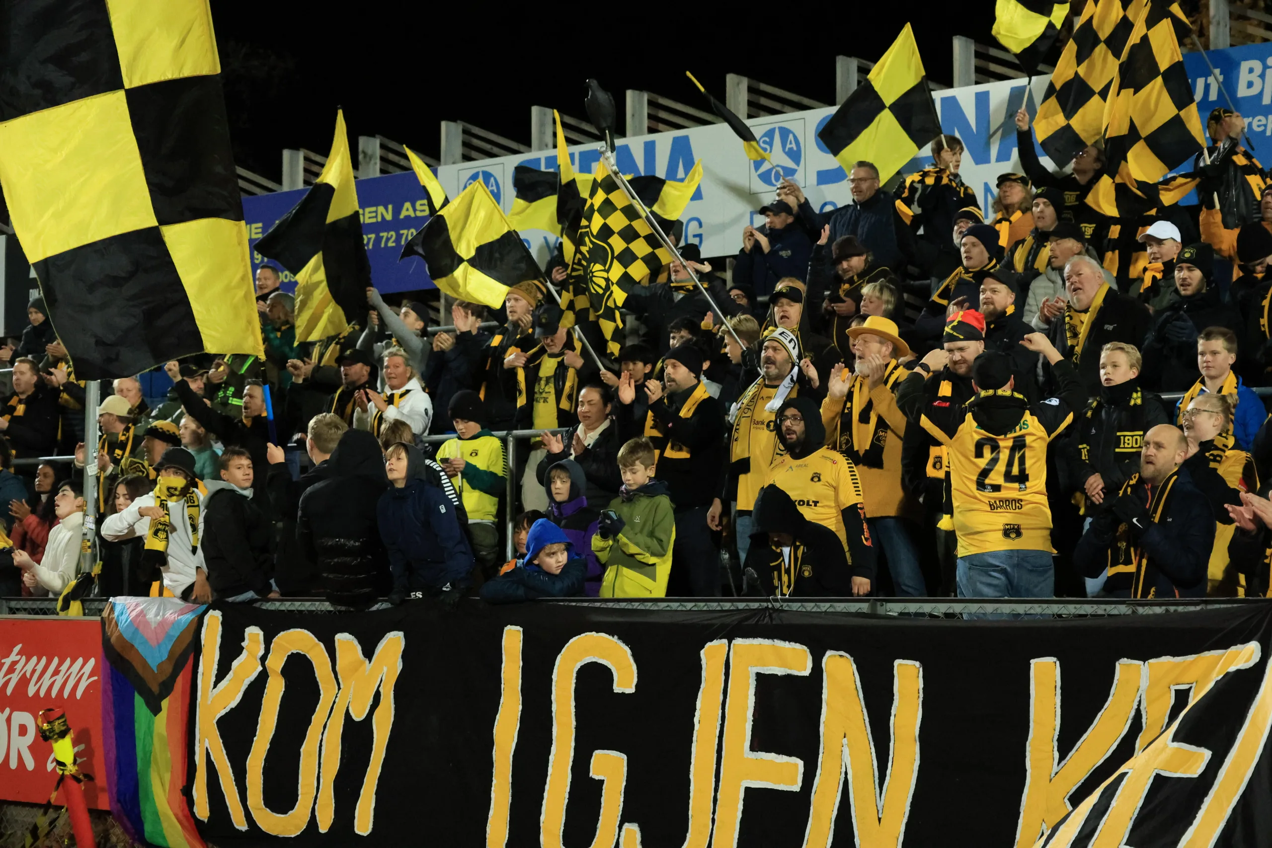 Full støtte fra tribunen – nå handler det om å bygge en klubb som også leverer utenfor banen. Foto: Thomas Johannessen