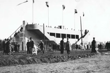 Melløs stadion ble åpnet 21. mai 1939 og samlet rundt 4000 tilskuere til åpningskampen.